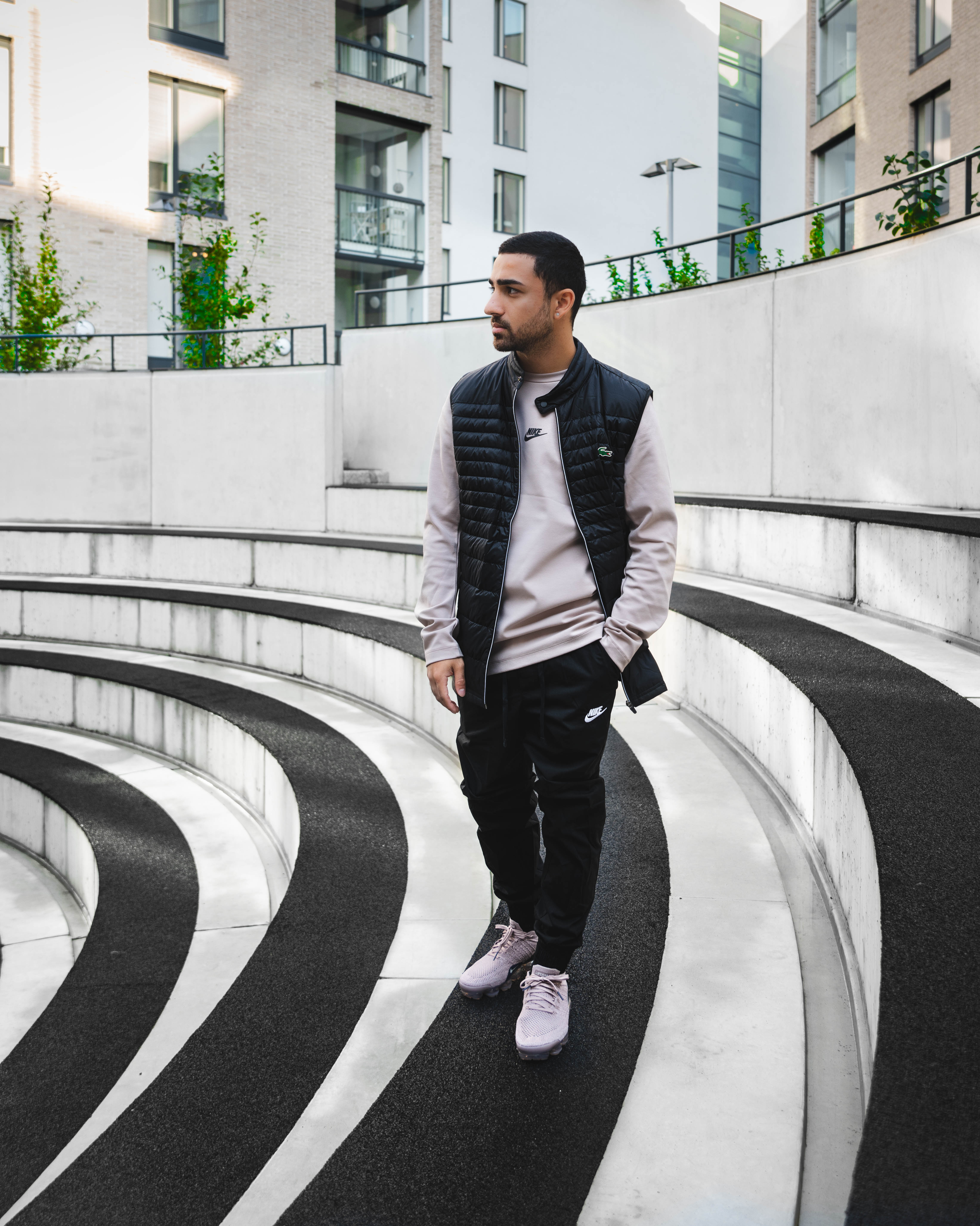 Kuvassa on Home Of Sneakers blogin kirjoittaja Shava Sofy päälllään JD:n Lacoste Ripstop -toppaliivi, Nike verryttelypaita, Nike verryttelyhousut sekä VaporMax sneakerit