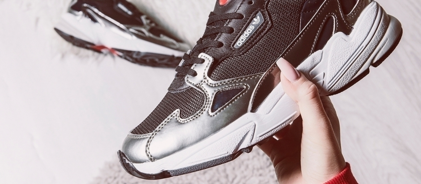 metallinhohtoiset kengät must hopea adidas falcon