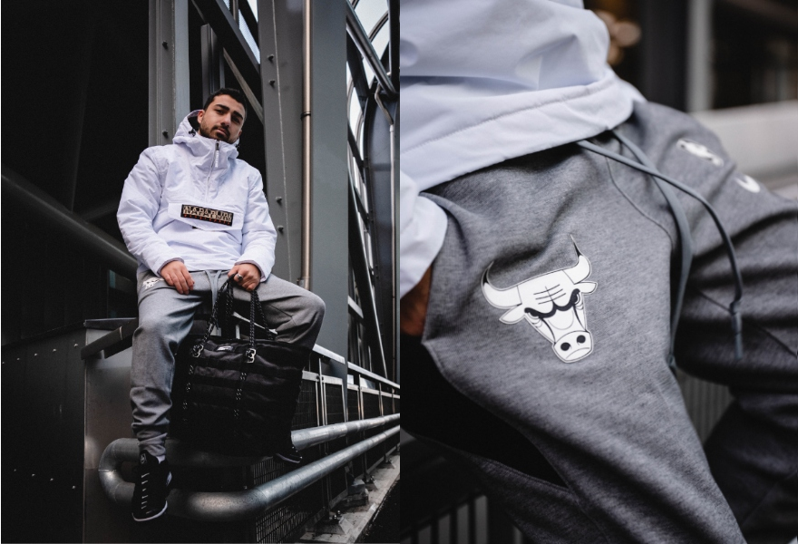 Kuvassa mies Napapijri -takissa ja Niken verryttelyhousuissa.