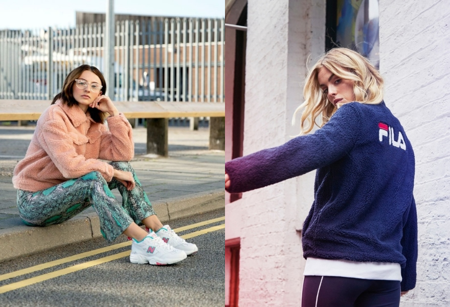 Kuvassa kaksi naista pukeutuneena fleeceen.