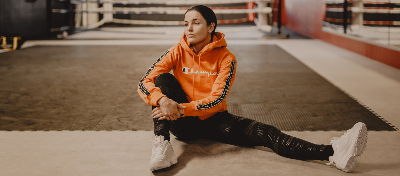 Nadia Ammouri päällään Champion huppari