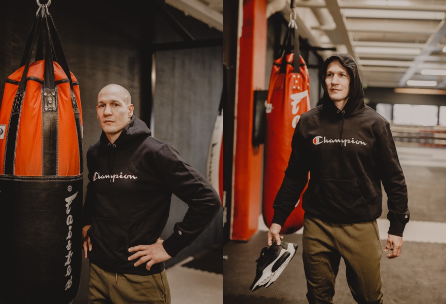 Amin asikainen päällään musta Champion huppari