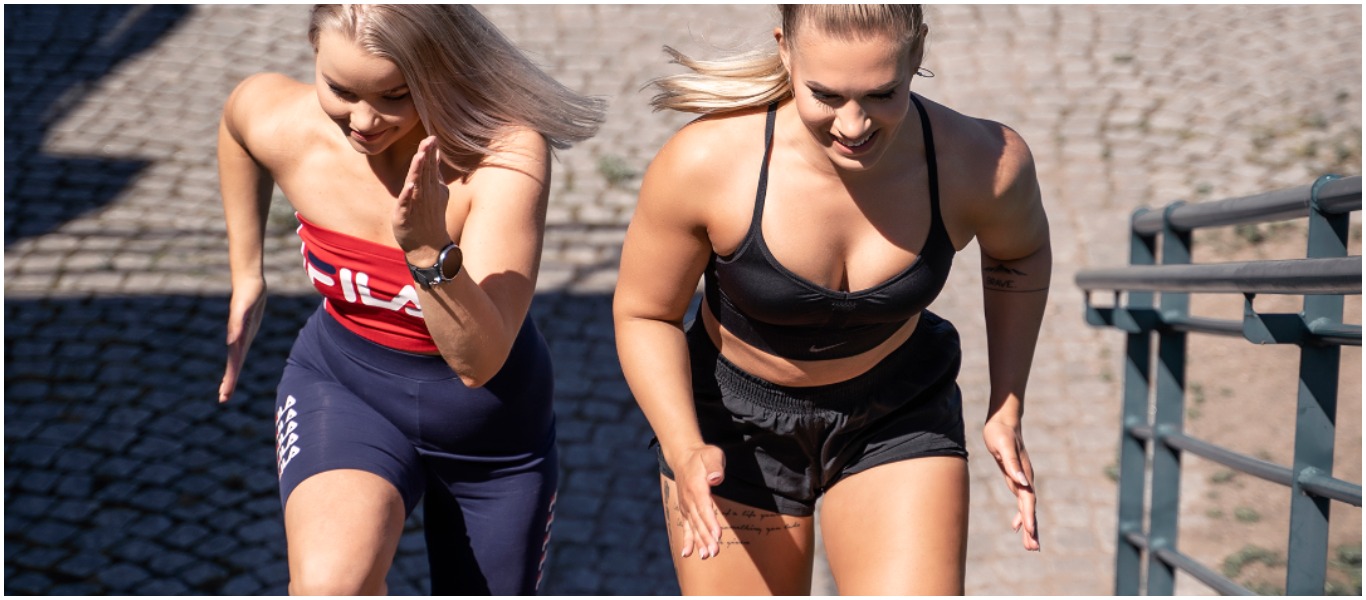 Tiia ja Veera porrastreeneissä